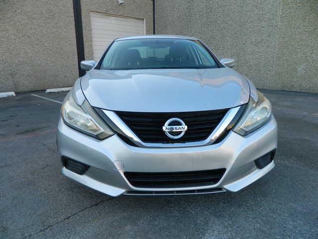 Nissan Altima photo 2