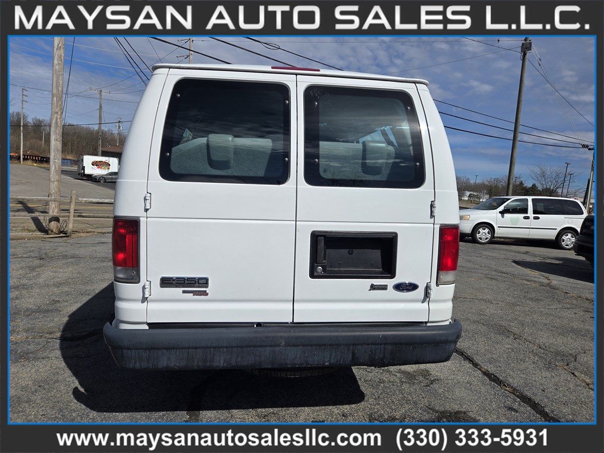 2011 Ford E-Series Econoline Wagon XL - Photo 5