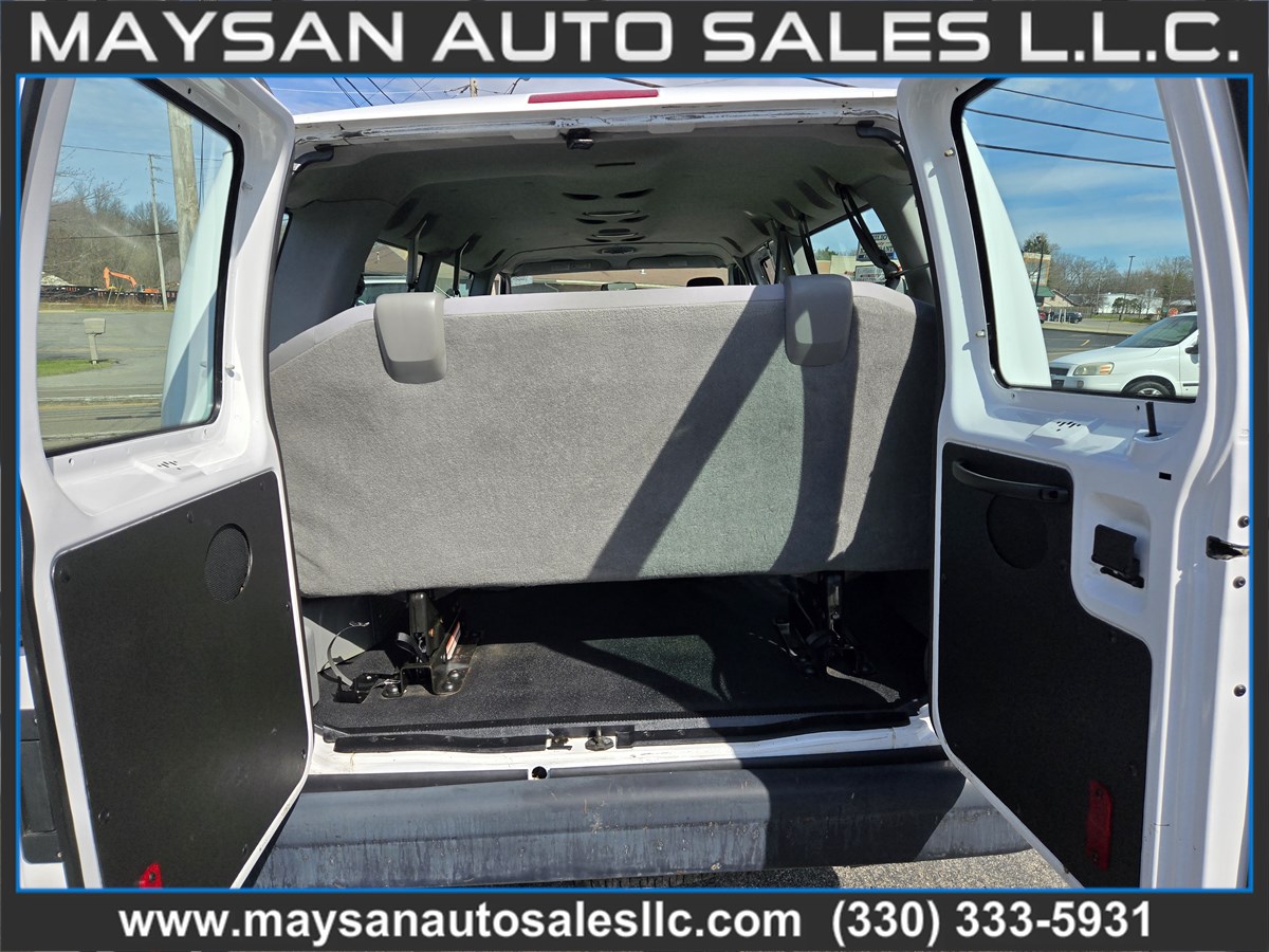 2011 Ford E-Series Econoline Wagon XL - Photo 12
