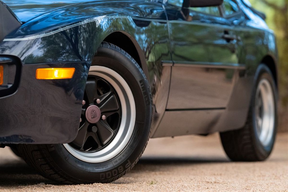 1985 Porsche 944 photo 2
