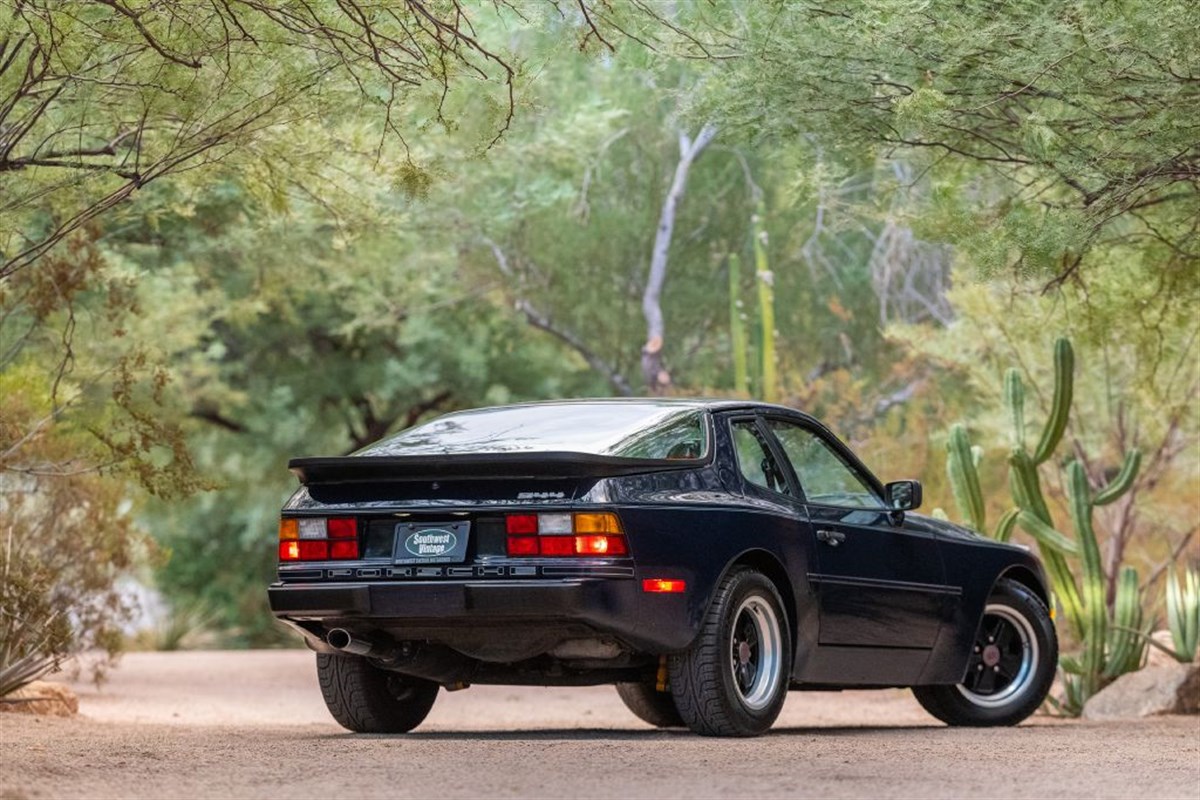 1985 Porsche 944 photo 4