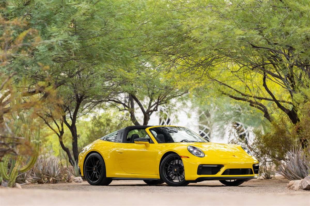 2024 Porsche 911 Targa photo 2