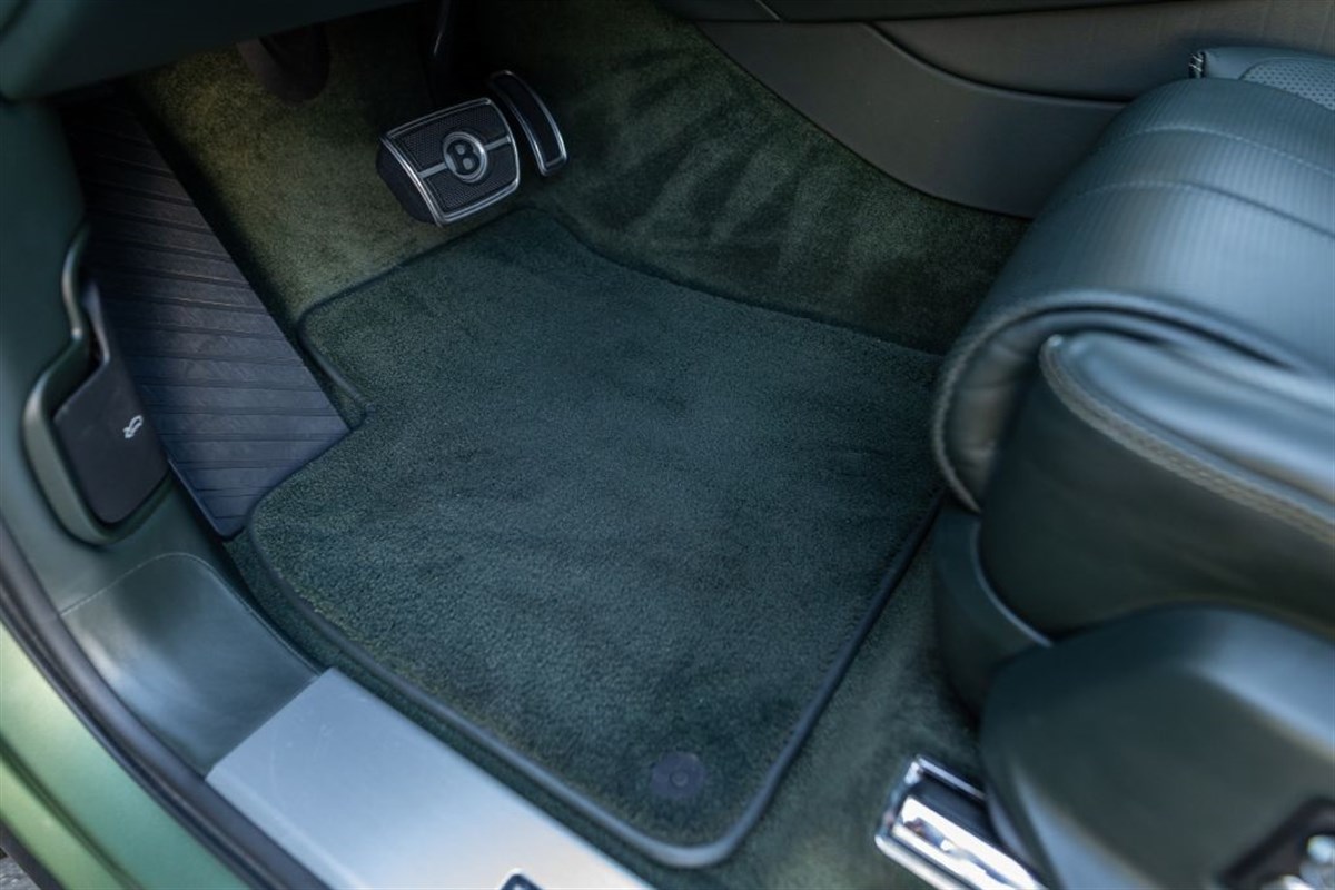 2021 Bentley Bentayga V8 photo 38