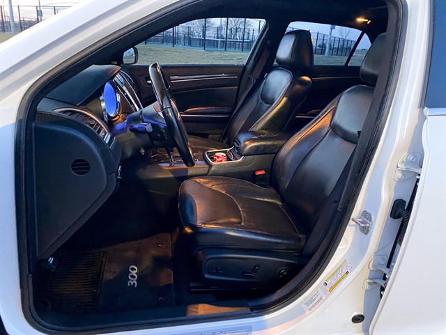 Chrysler 300 photo 14