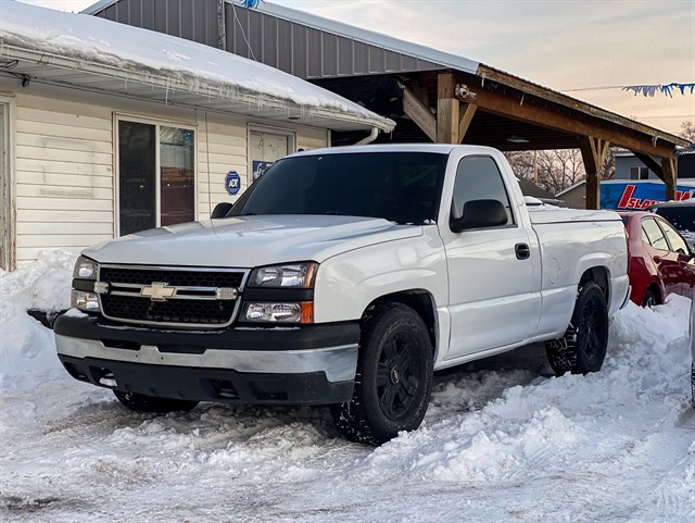 Chevrolet Silverado photo 3