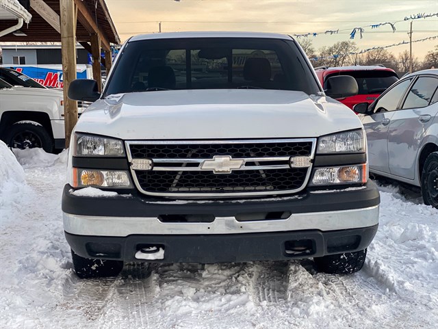 Chevrolet Silverado photo 2
