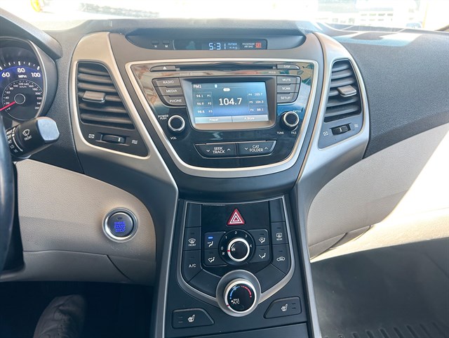 Hyundai Elantra photo 6