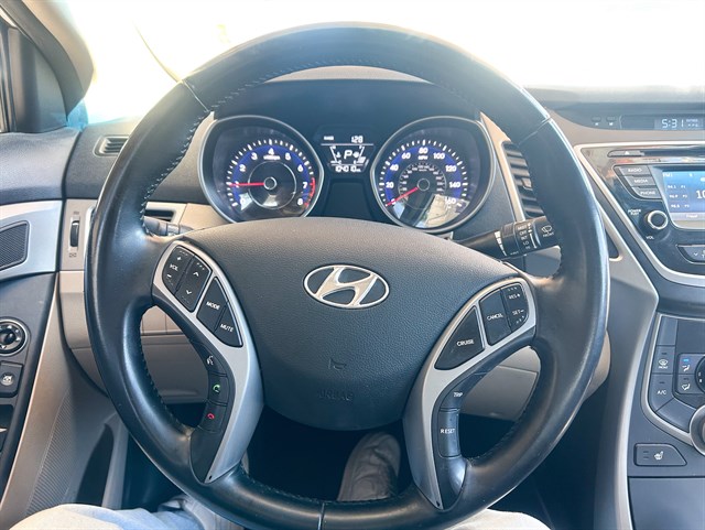 Hyundai Elantra photo 4