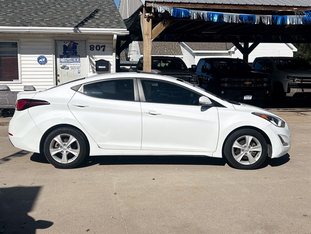 Hyundai Elantra photo 11