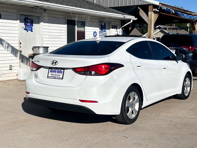 Hyundai Elantra photo 10