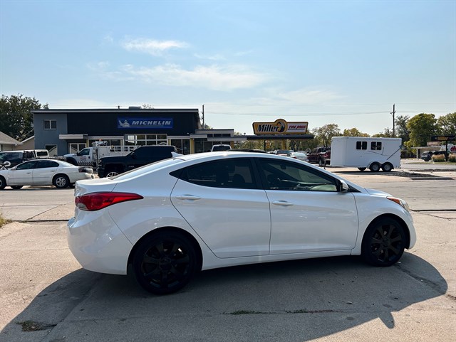 Hyundai Elantra photo 12