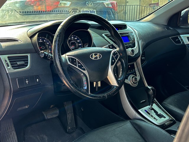 Hyundai Elantra photo 4