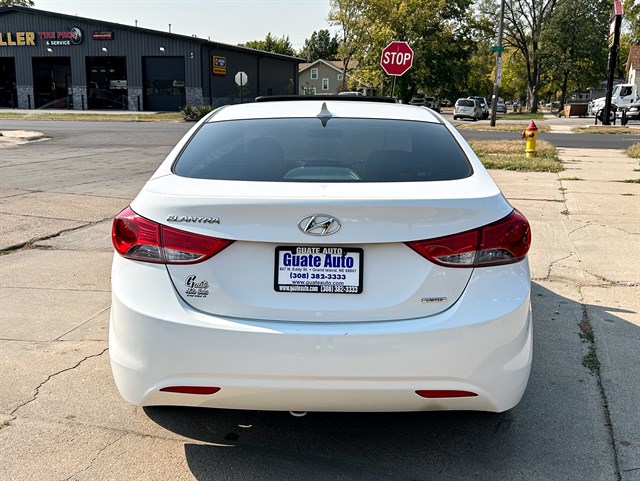 Hyundai Elantra photo 10