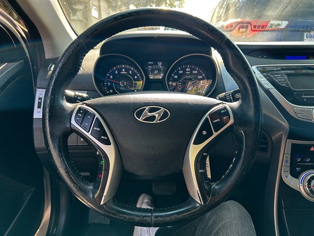 Hyundai Elantra photo 5