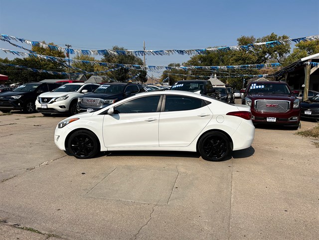 Hyundai Elantra photo 8