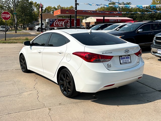 Hyundai Elantra photo 9