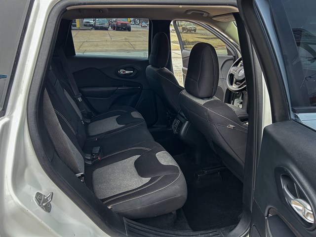 Jeep Cherokee photo 15