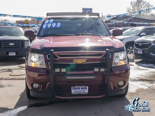 Chevrolet Suburban photo 2