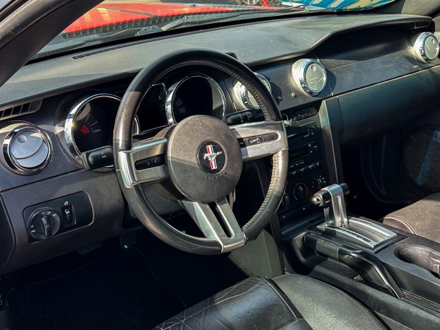 Ford Mustang photo 4