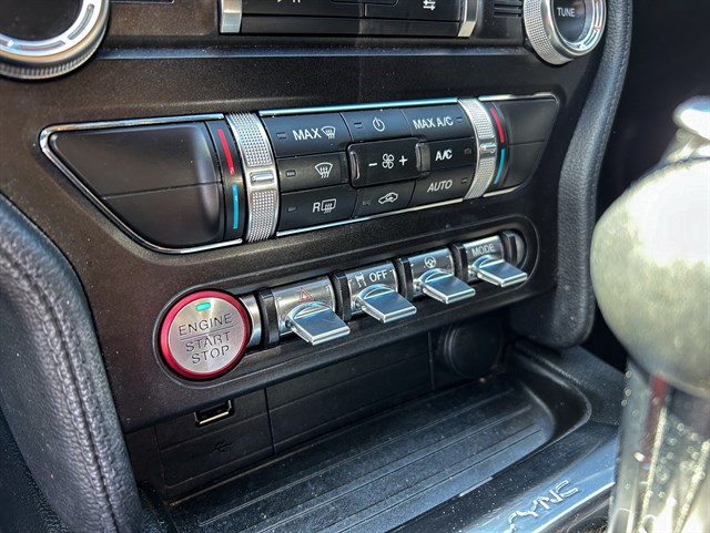 Ford Mustang photo 8