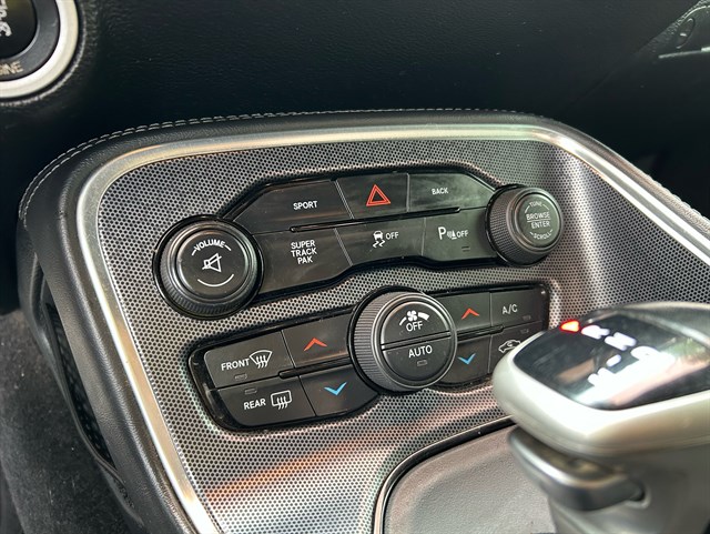 Dodge Challenger photo 9