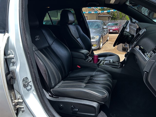 Chrysler 300 photo 18