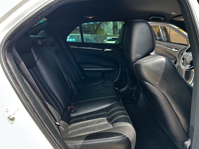 Chrysler 300 photo 17