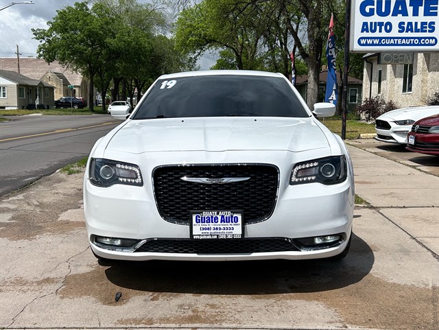 Chrysler 300 photo 2