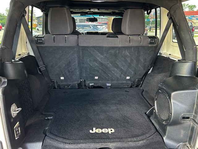 Jeep Wrangler photo 16