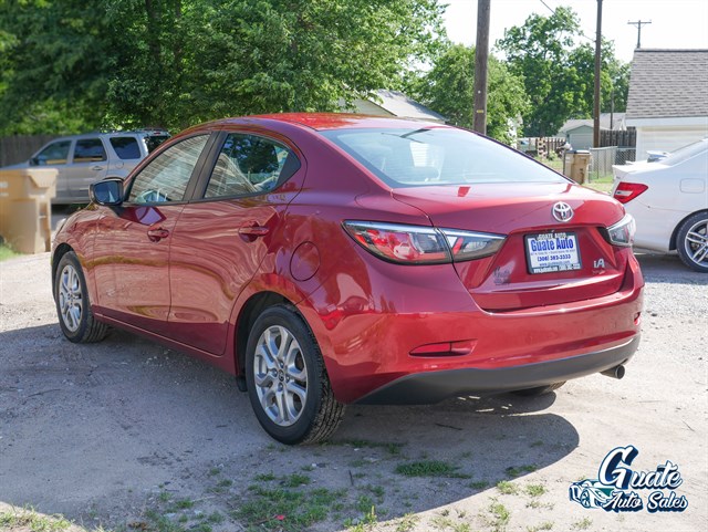 Toyota Yaris iA photo 8