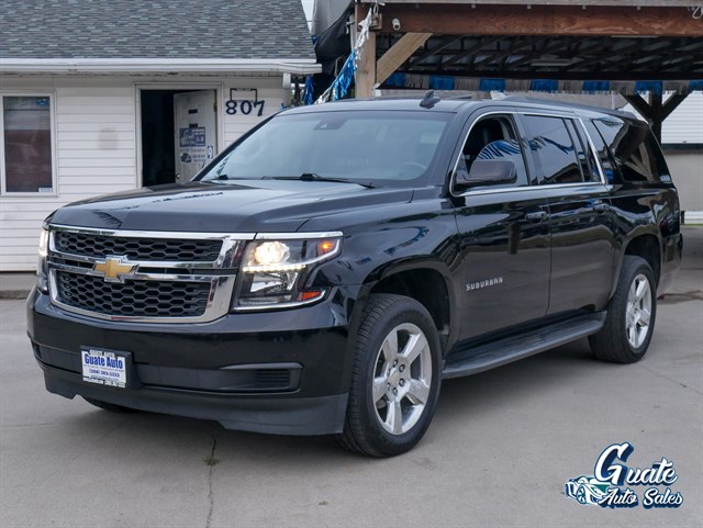 Chevrolet Suburban photo 3