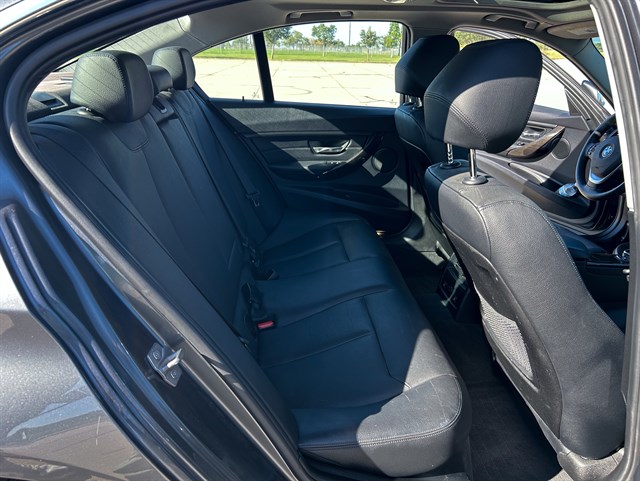 BMW 3 Series photo 18