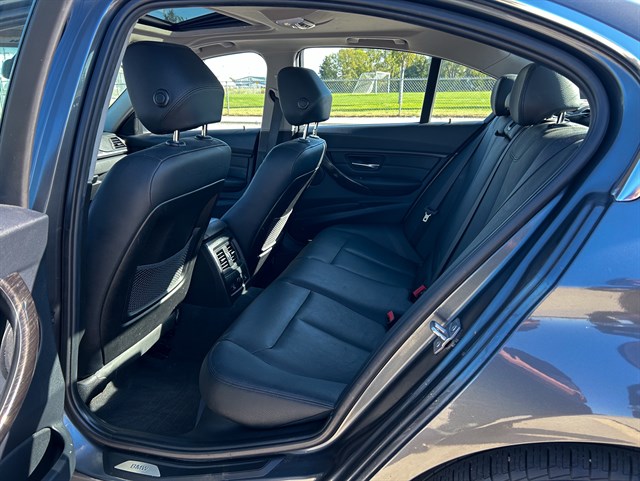 BMW 3 Series photo 17