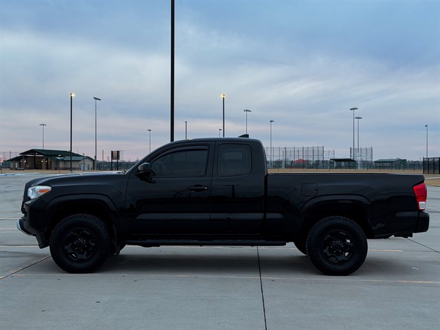 Toyota Tacoma photo 9