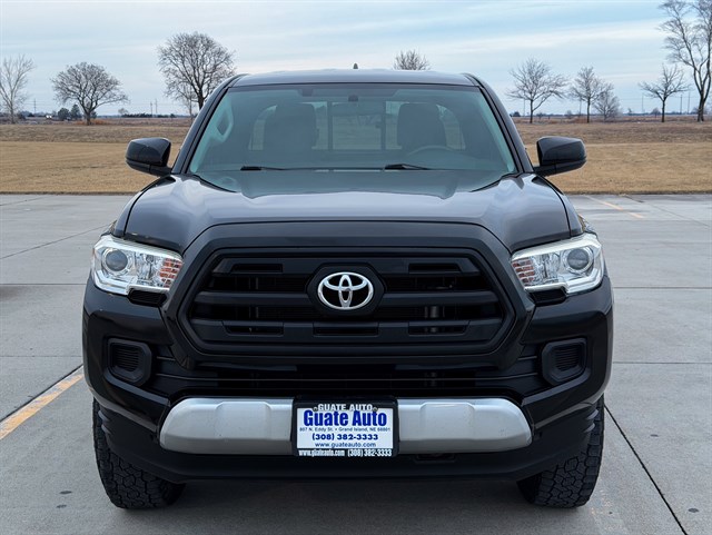 Toyota Tacoma photo 2