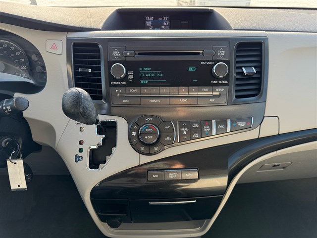 Toyota Sienna photo 8