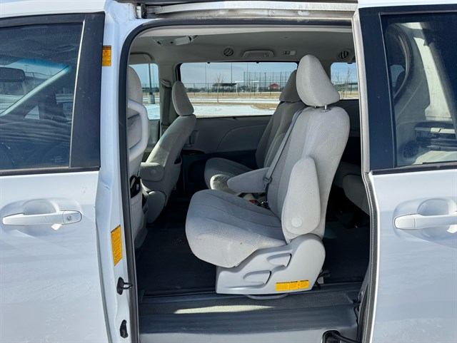 Toyota Sienna photo 16