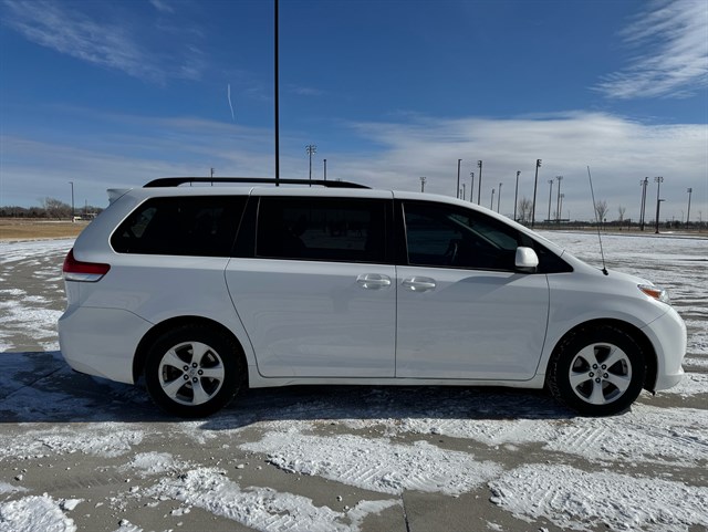 Toyota Sienna photo 13
