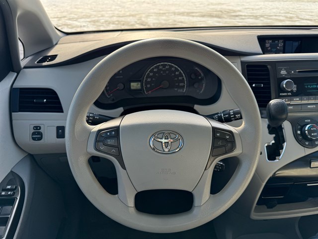 Toyota Sienna photo 6