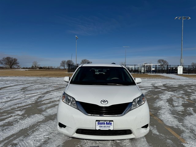 Toyota Sienna photo 2