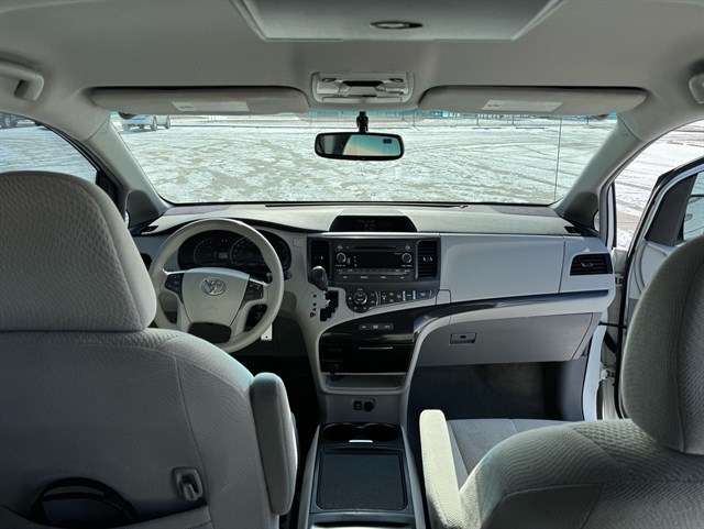 Toyota Sienna photo 17