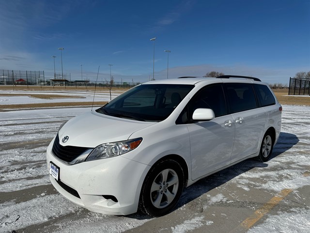 Toyota Sienna photo 3