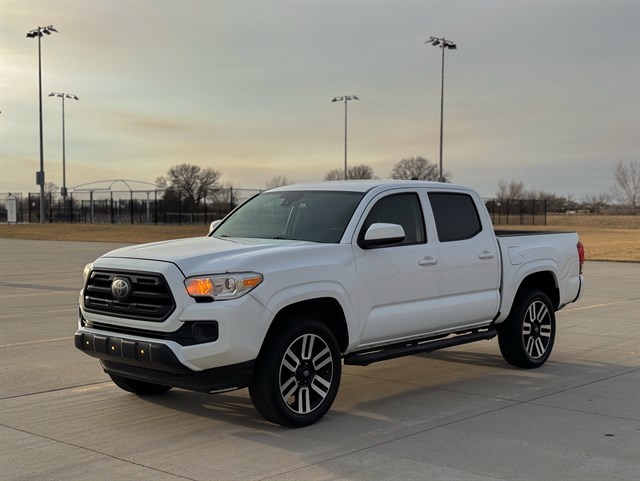 Toyota Tacoma photo 3