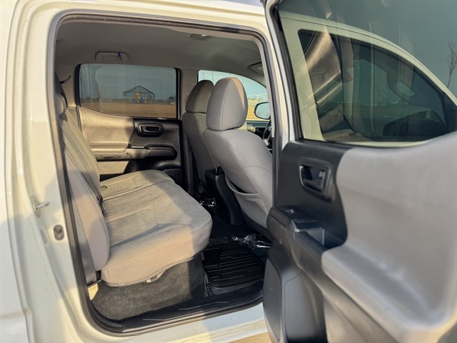 Toyota Tacoma photo 16