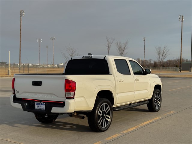 Toyota Tacoma photo 15