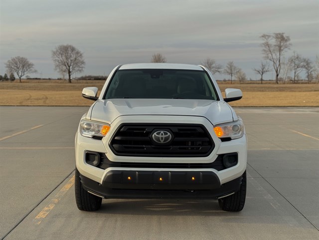 Toyota Tacoma photo 2