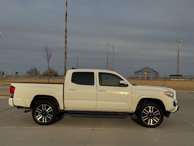Toyota Tacoma photo 18