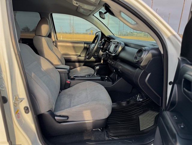 Toyota Tacoma photo 17