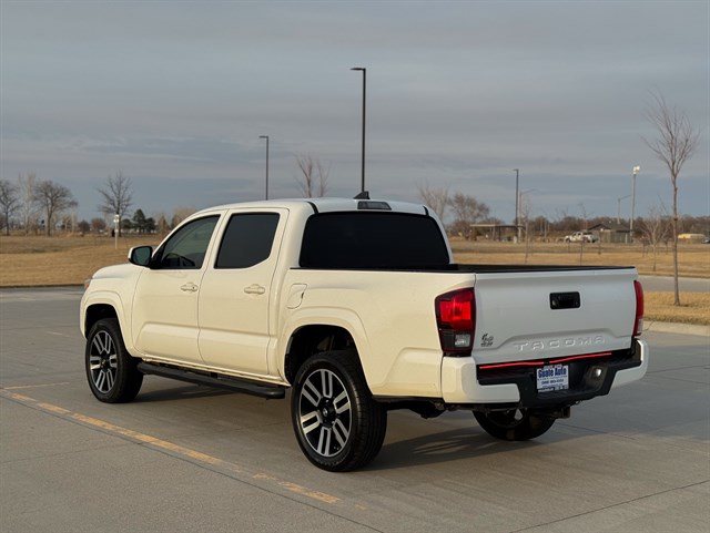 Toyota Tacoma photo 13