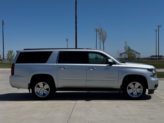 Chevrolet Suburban photo 21